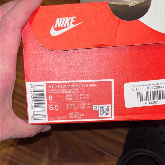 Nike Zoom Vomero 5 . Woman’s Size 8. Good Condition. Extra Laces. - Picture 8 of 8